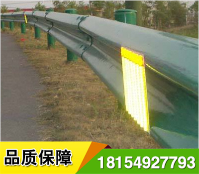 道路輪廊標(biāo)的英文名稱 Delineator，它是沿道路兩側(cè)邊緣設(shè)置、用于顯示道路邊界輪廓、指引車輛正常行駛、具有逆反射性能的一種交通安全設(shè)施，從功能上說，輪廓標(biāo)是一種視線誘導(dǎo)設(shè)